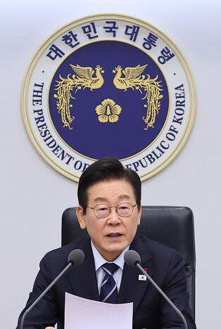 Lee holds meeting with top aides