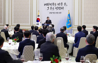 Lee meets veteran laborers