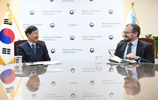 Finance chief meets Fitch officials for annual consultation