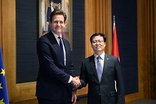 Trade minister meets Dutch minister