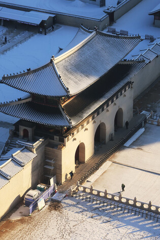Snow clearing at royal palace