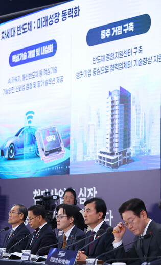 Lee attends town hall meeting