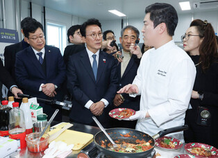 PM Kim visits food-specialized industrial complex
