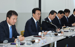 PM Kim visits food-specialized industrial complex