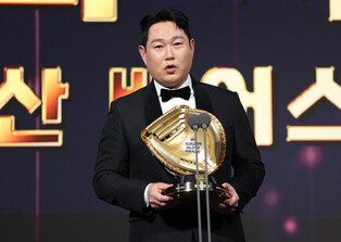 Doosan Bears catcher receives Golden Glove award