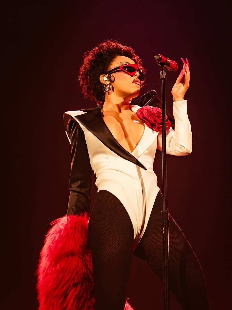 관능적 에너지 뿜어낸 도자 캣…대담한 퍼포먼스에 손가락 하트