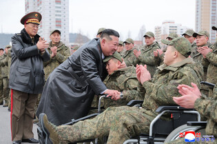 N.K. leader welcomes troop return from Russia