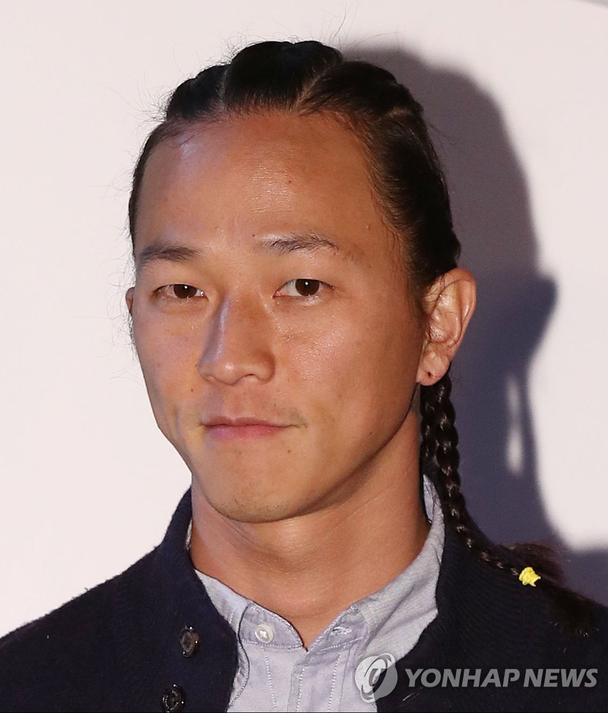 팝핀현준, 수업 중 발언 논란에 교수직 사임…"진심으로 사과"