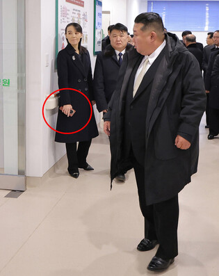 Kim Yo-jong carrying what looks like Chinese foldable smartphone
