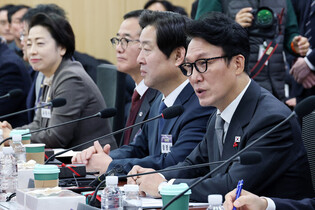 PM Kim meets representatives of defense industry companies