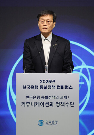 Central banker attends monetary policy conference