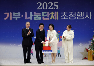 Lee attends charity event