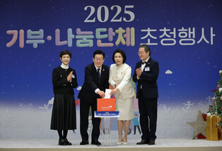 Lee attends charity event