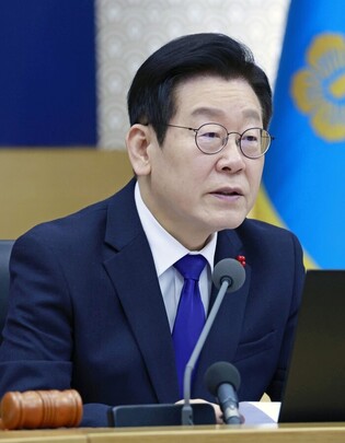 Lee attends Cabinet meeting