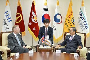 Arms agency head meets British envoy