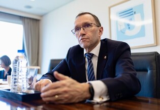 Norway's foreign chief gives interview