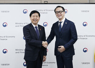 Finance chief meets AMRO head