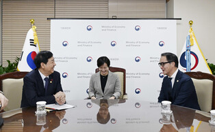 Finance chief meets AMRO head