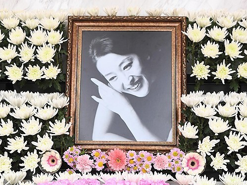 Tributes pour in at wake of late actress Yoon Seok-hwa