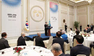 Lee meets representatives of senior citizens' body