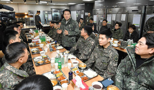 Parliamentary defense committee's lawmakers visit Army unit