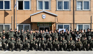 Parliamentary defense committee's lawmakers visit Army unit