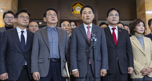 Opposition leader's 24-hour filibuster breaks record