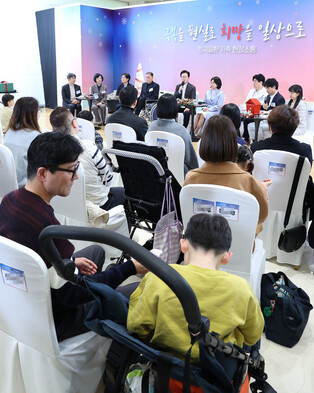 Lee meets with rare disease-stricken patients