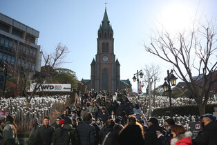 Busy Christmas at Myeongdong Cathedral