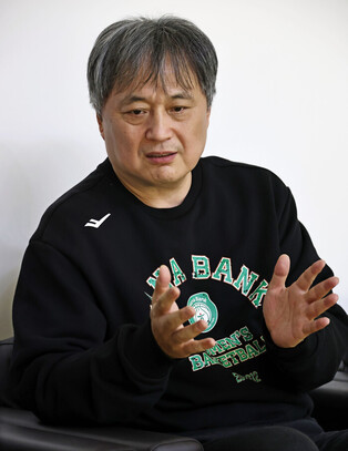 Coach of women's pro-basketball team Bucheon Hana Bank