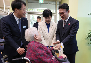 PM Kim visits care center for senior citizens