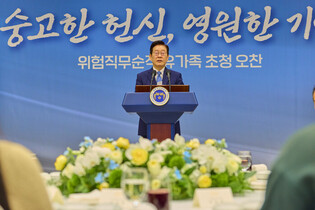 Lee meets with families of fallen police officers, firefighters