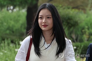 (LEAD) NewJeans' Hanni to stay with ADOR; Danielle's contract terminated: agency