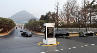 Lee begins working at Cheong Wa Dae