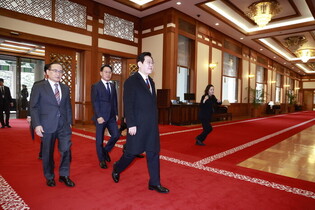 Lee begins working at Cheong Wa Dae