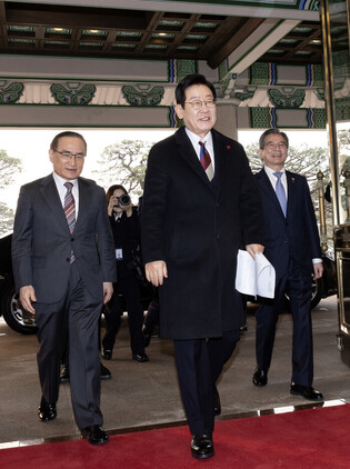 Lee begins working at Cheong Wa Dae