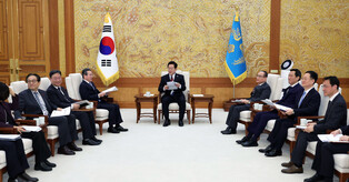 Lee begins working at Cheong Wa Dae