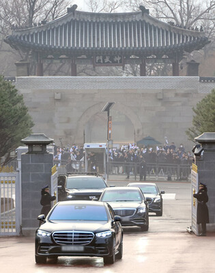 Lee begins working at Cheong Wa Dae