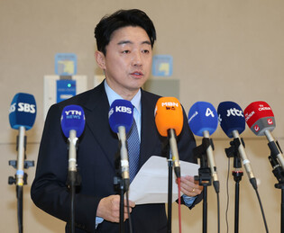 Lee's top aide returns from Poland