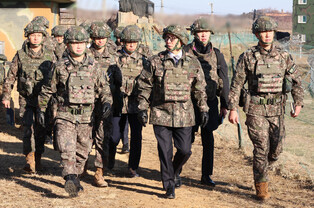 PM Kim visits front-line Army unit
