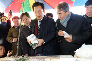 Ruling party's chief visits traditional Korean market