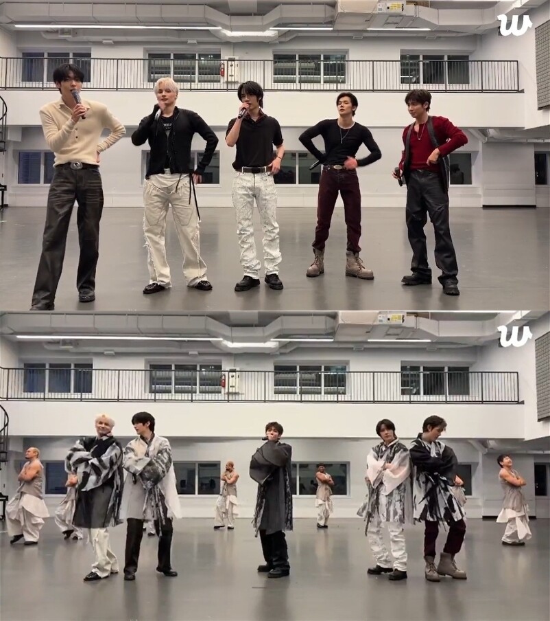 K-pop boy group Tomorrow X Together (TXT) holds its own 'New York studio festival singing session' in this Weverse live streaming screenshot image provided by Big Hit Music. (PHOTO NOT FOR SALE)(Yonhap)