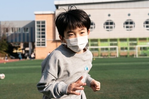This still from Director Lee Chang-dong's first short film, "Heartbeat" (2022) is provided by Netflix. (PHOTO NOT FOR SALE)(Yonhap) 
