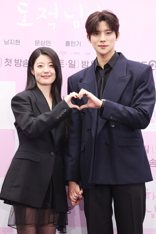S. Korean actress Han So-eun and actor Moon Sang-min