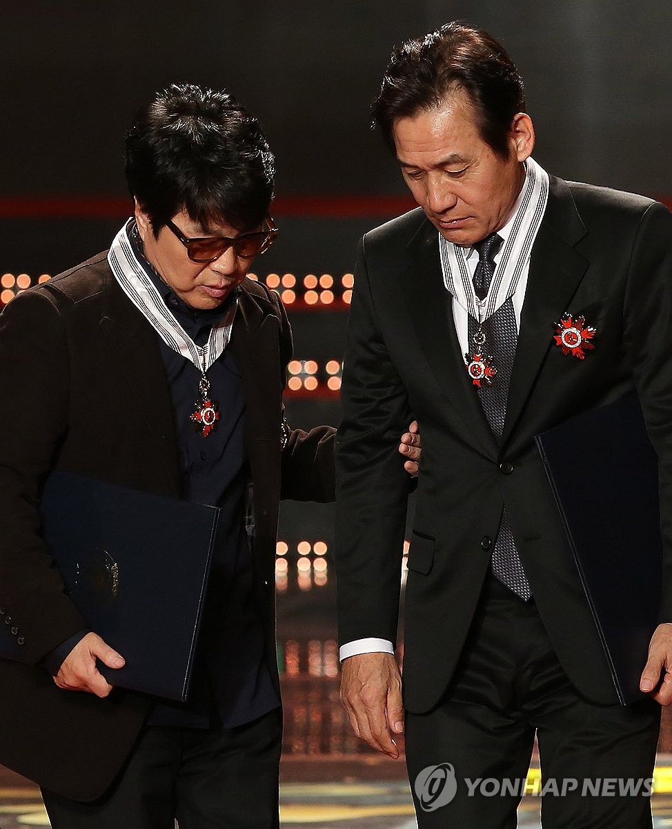 조용필 "성기야 또 만나자"…죽마고우 빈소 찾아 마지막 인사