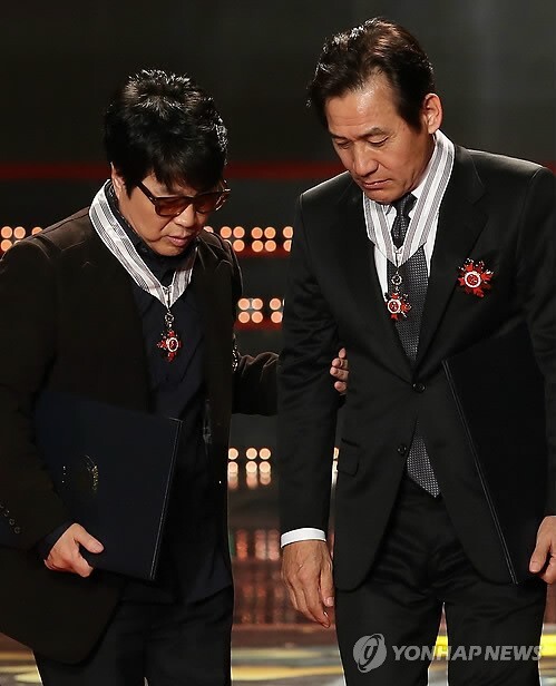 안성기, 조용필과 60여년 죽마고우…"중학교 같은 반 29번·30번"