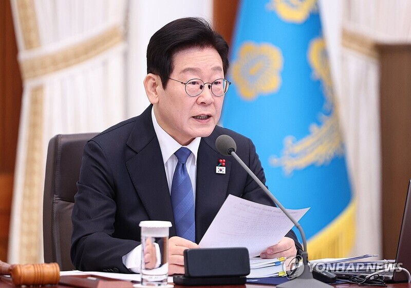 Lee offers deep condolences over death of beloved movie star Ahn Sung-ki