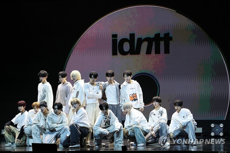 아이덴티티 예스위아 "15명이 펼치는 압도적 퍼포먼스 장점"