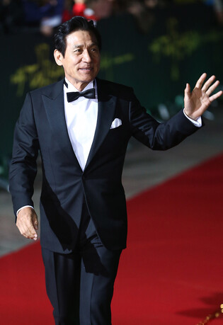 Beloved film star Ahn Sung-ki dies at 74