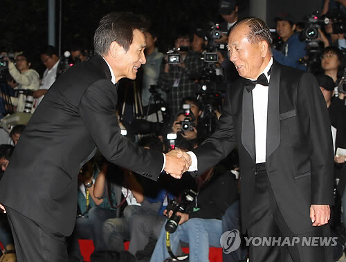 Mourners line up to pay respects to late Ahn Sung-ki